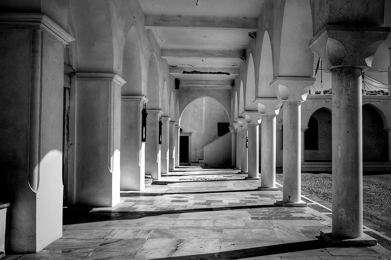 L'église inclinée de Ropoto en Grèce attire les touristes