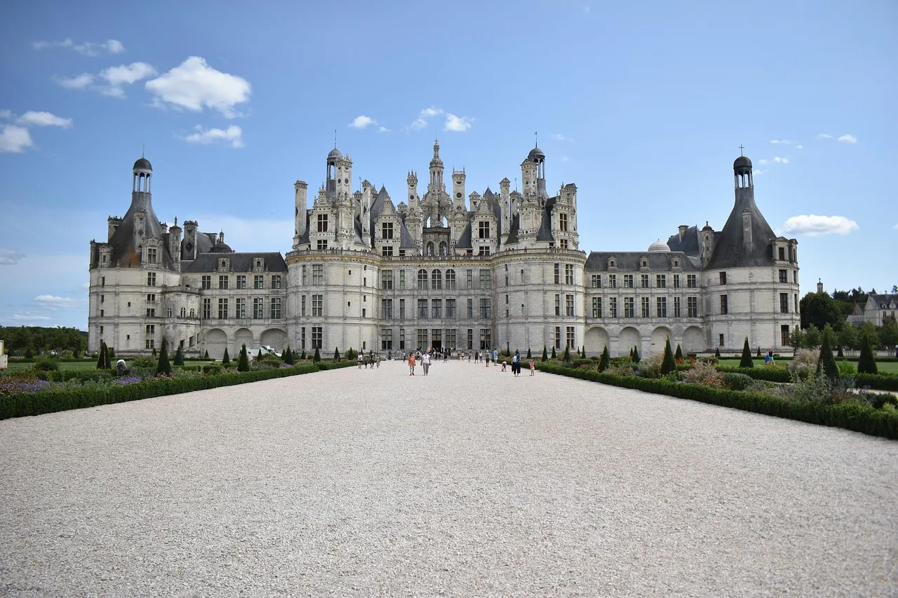 Les guinguettes des bords de Loire misent sur la convivialité et le local pour une gastronomie estivale