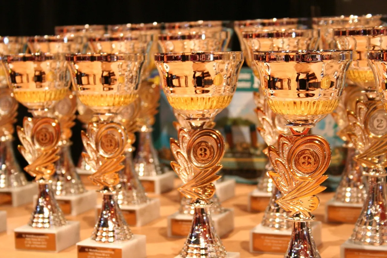 Les Ivor Novello Awards 2026 sacrent Rosalía, Lily Allen et CMAT pour l’excellence musicale