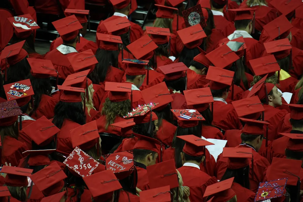 Les jeunes diplômés sacrifiés par leurs études : un appel à témoignages lancé par Le Monde