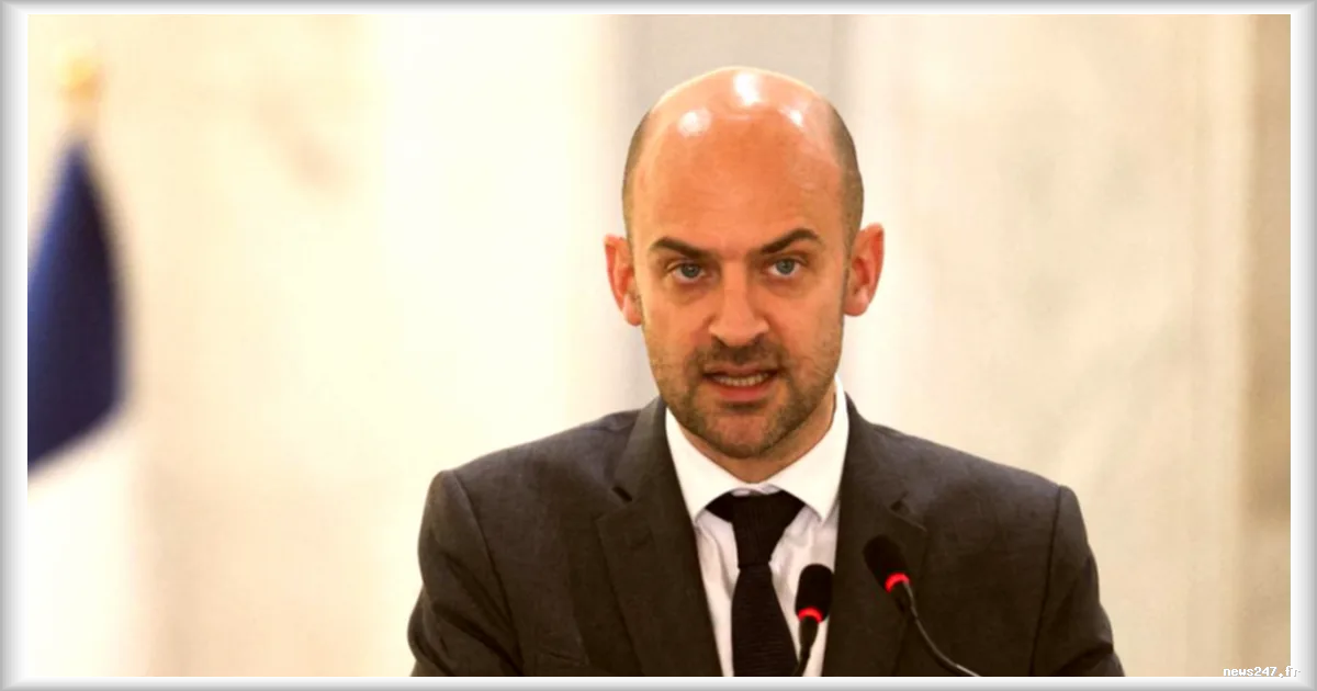 Les ministres français et algérien de la diplomatie renouent le dialogue après des mois de silence