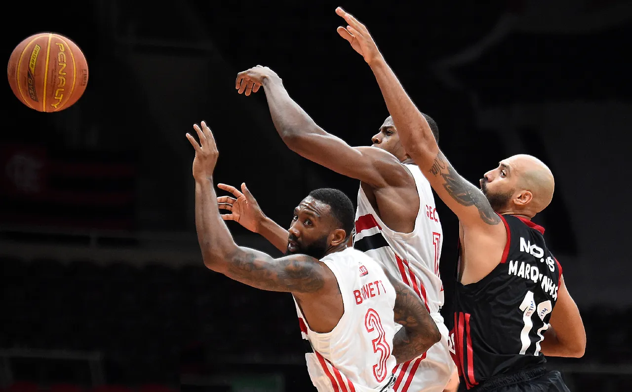 Les Spurs s’inclinent d’entrée face aux Knicks dans la finale NBA, selon Libération