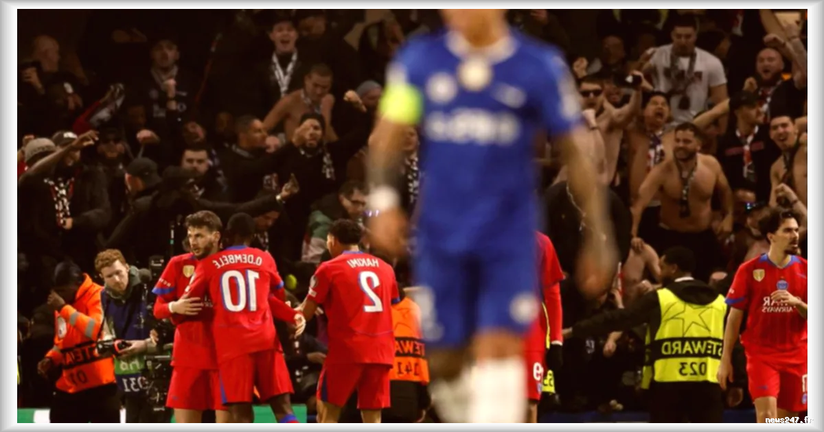 Les supporters parisiens scandent des «Olé» à Chelsea lors du match retour de la Ligue des champions