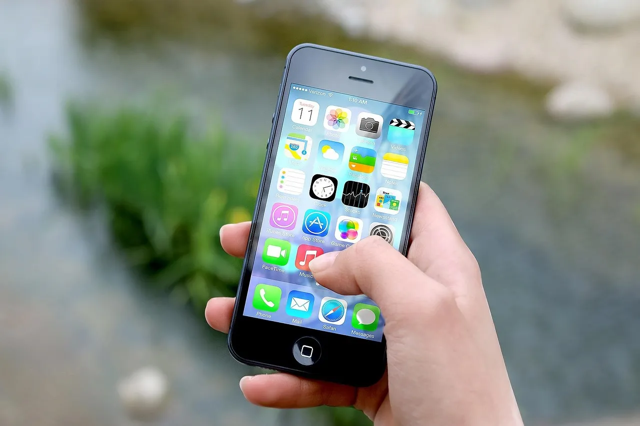 Les téléphones basiques de luxe séduisent une clientèle en quête de sobriété numérique