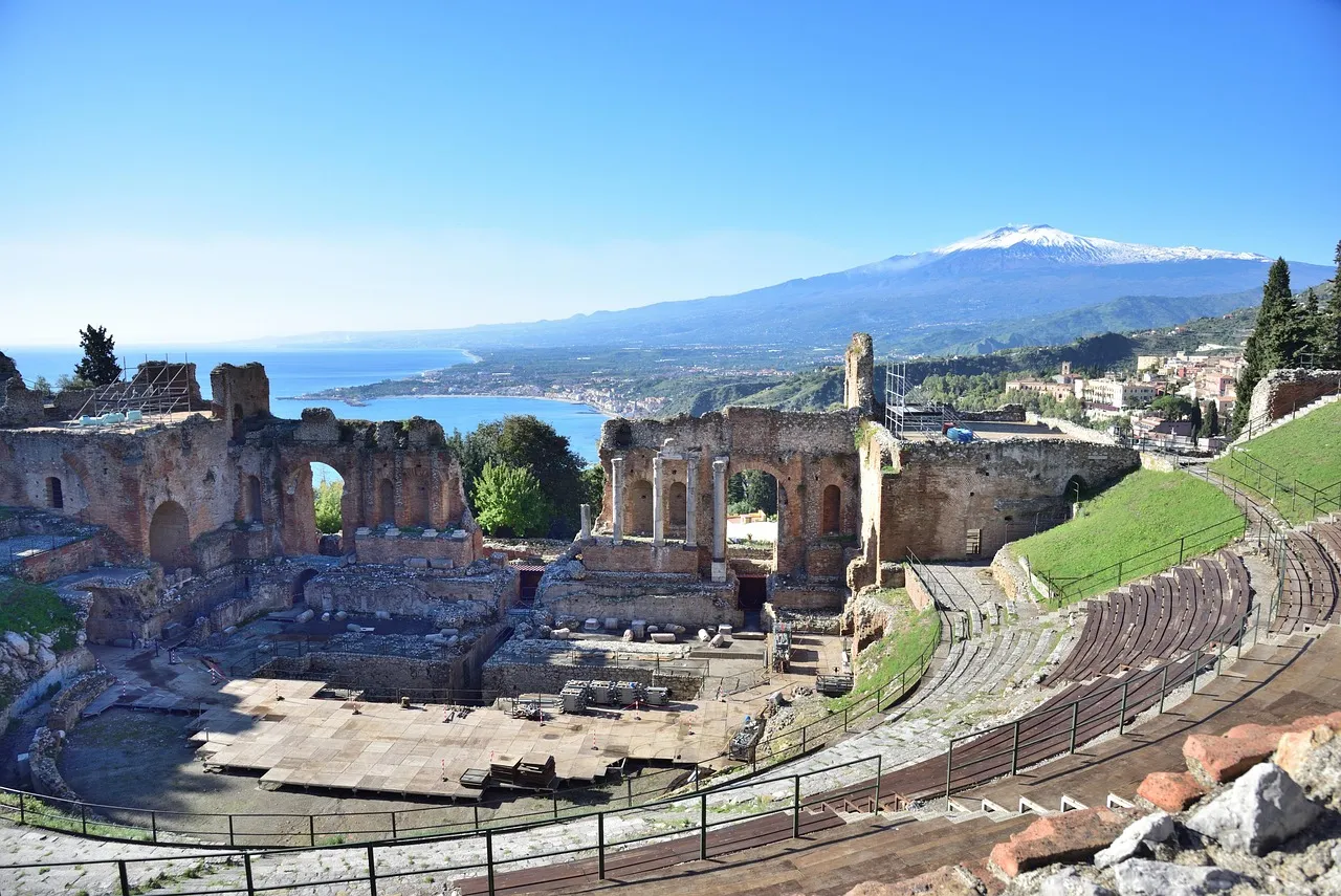 L’Etna en éruption : des rivières de lave filmées à 3 000 mètres d’altitude en Sicile