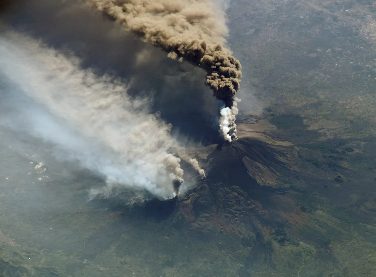 L’Etna en éruption : des rivières de lave filmées à 3 000 mètres d’altitude en Sicile