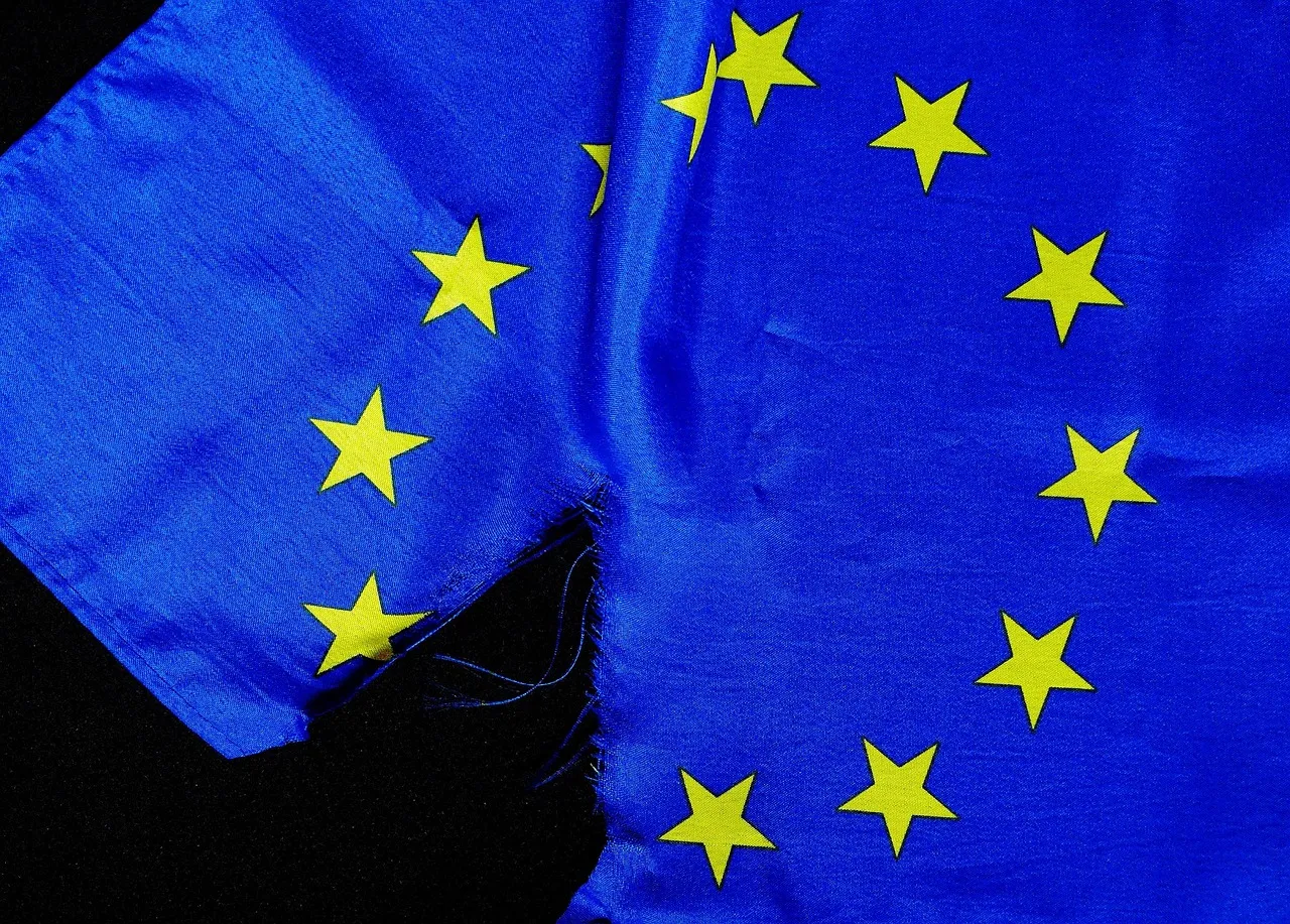 L’UE prolonge jusqu’en 2028 les règles controversées de détection des abus sexuels en ligne