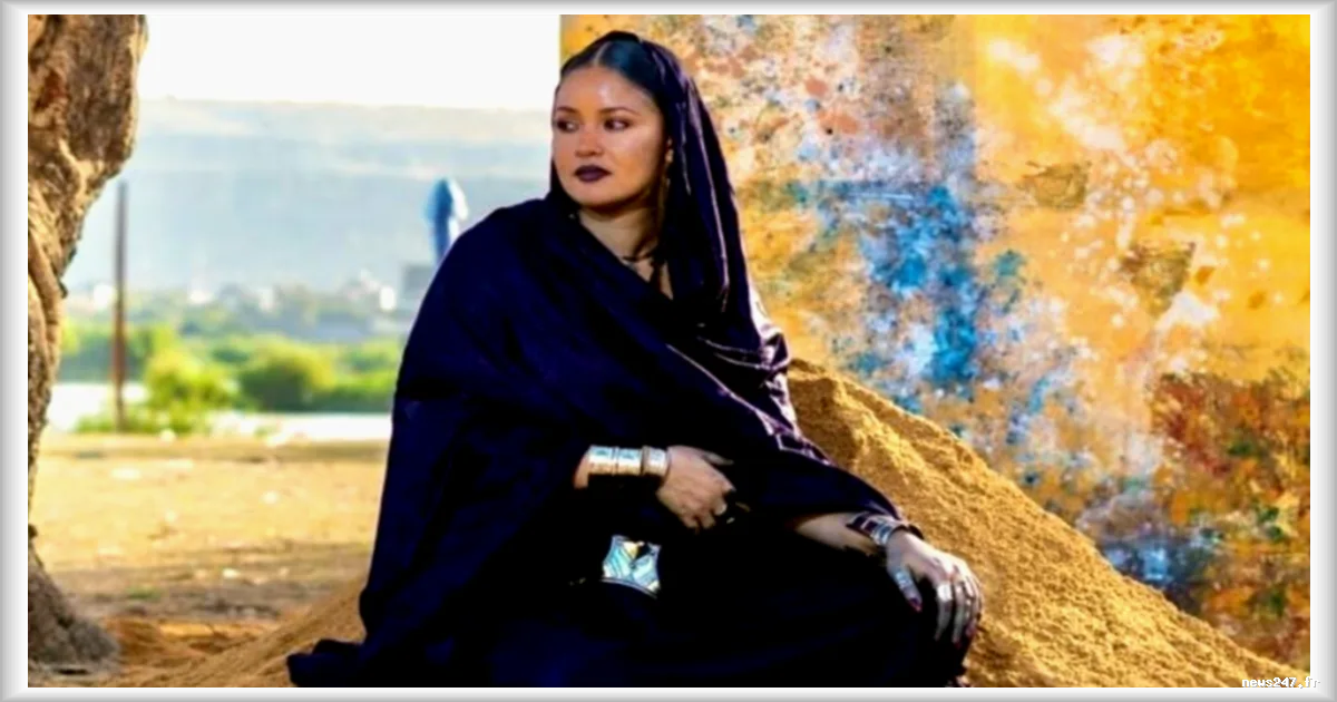 Mali : l’artiste Leila Walet Mohamed expose à Bamako pour défendre l’éducation des filles et la culture touarègue