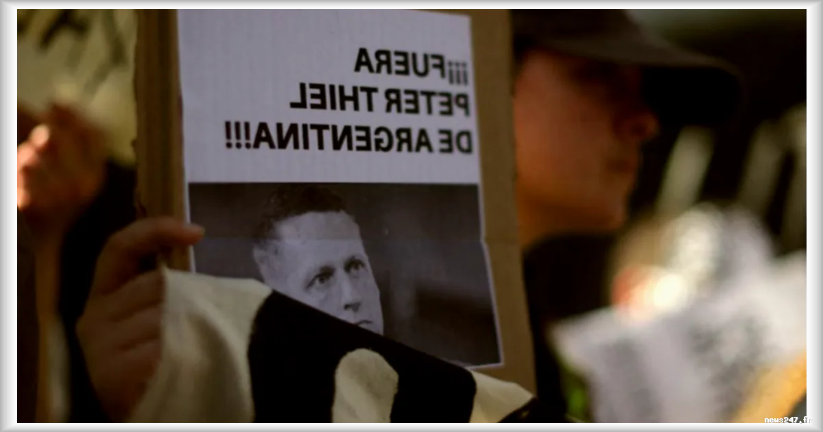 Manifestations à Buenos Aires contre Peter Thiel, cofondateur de Palantir, accusé de projets « technofascisants »