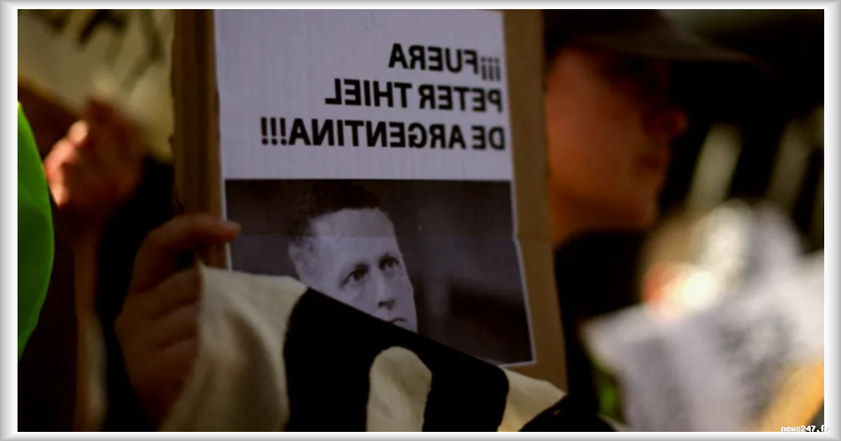 Manifestations à Buenos Aires contre Peter Thiel, cofondateur de Palantir, accusé de projets « technofascisants »