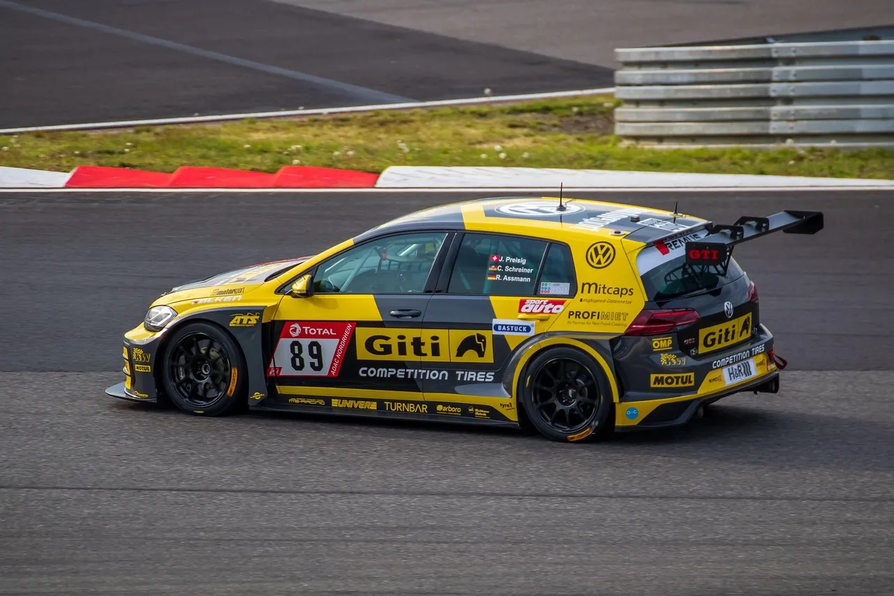 Maxwell se tait, Starmer vacille : le monde en 24h