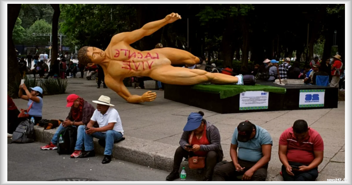 Mexique : des enseignants renversent des statues de footballeurs en marge des tensions sur les salaires avant la Coupe du monde