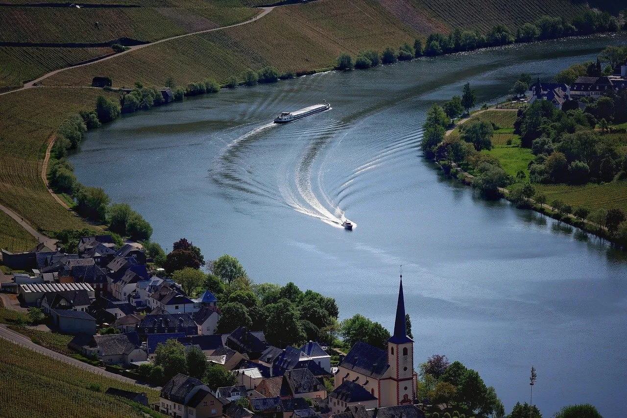Moselle : quand un camion-piscine transforme l'apprentissage de la nage en aventure