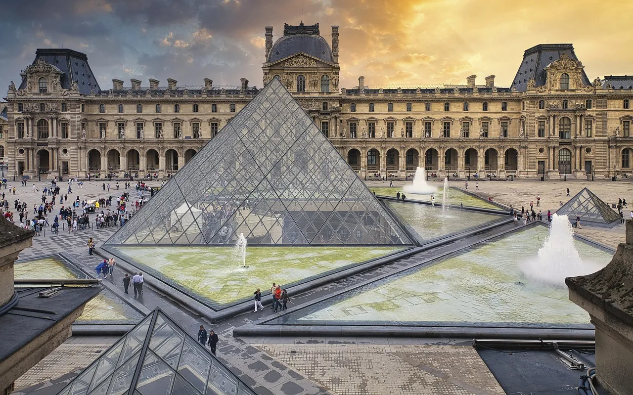 Musée du Louvre : la présidente Laurence des Cars a remis sa démission à Macron, qui l’a acceptée