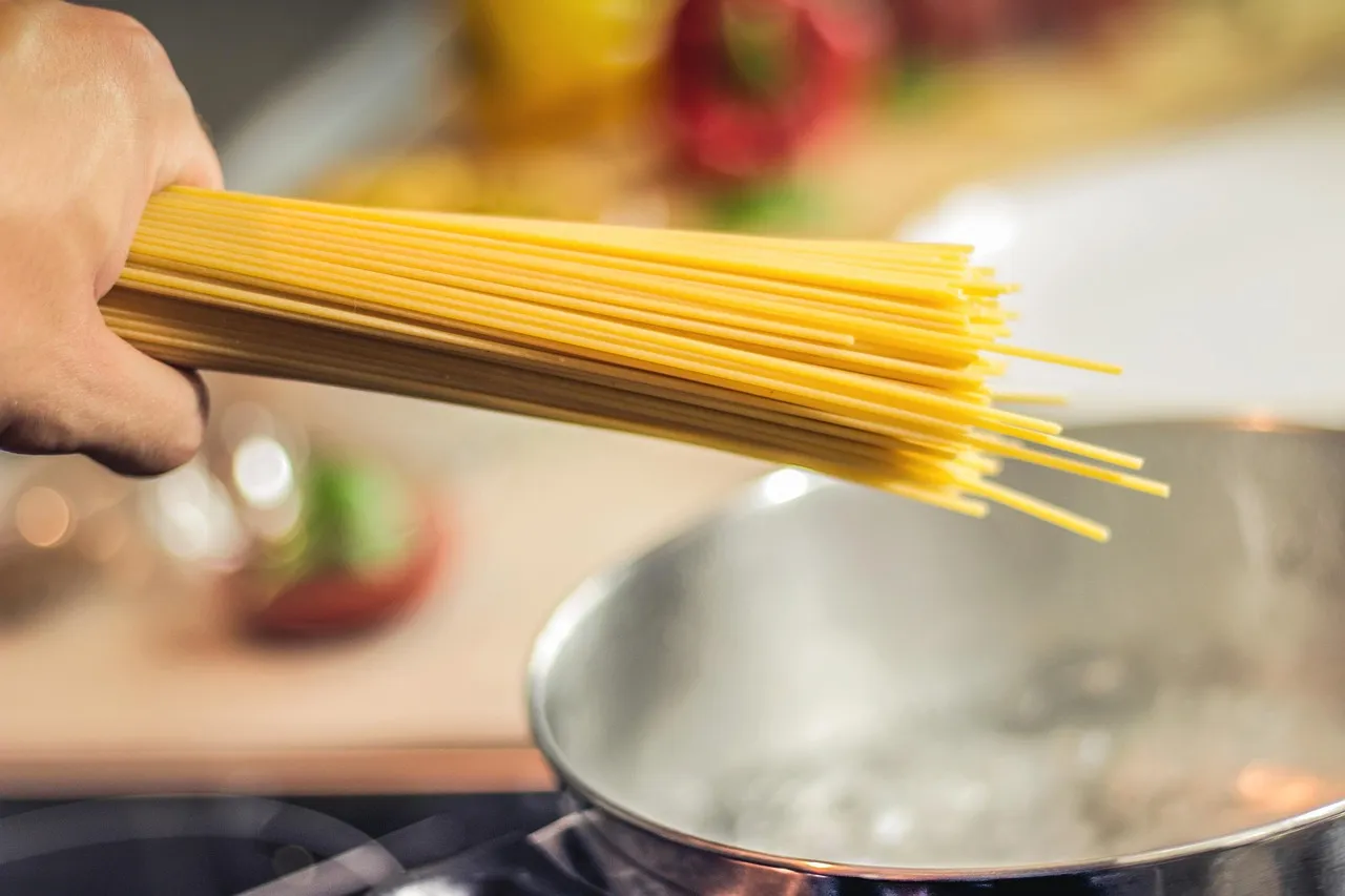 Nouilles aromatisées : une épidémie de salmonellose touche 106 personnes en Europe