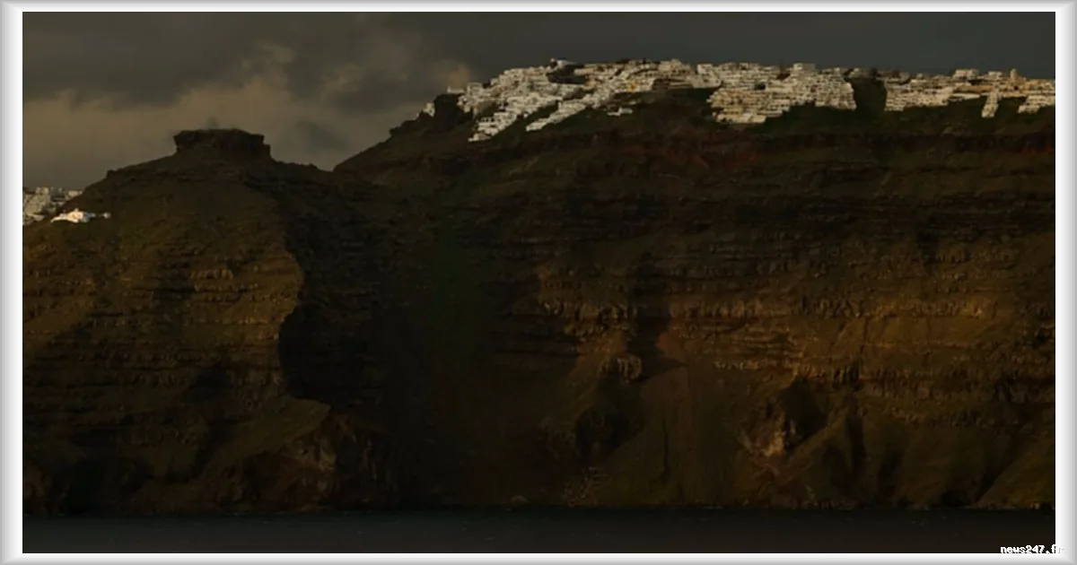 Nouvelles mesures de sécurité mises en place sur l'île grecque de Santorin face aux risques sismiques