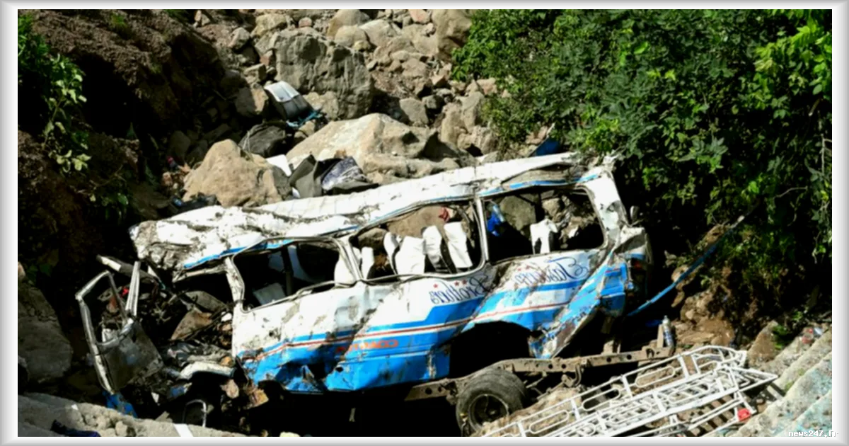 Pakistan : un bus s'écrase dans un ravin, bilan d'au moins 40 morts et 11 blessés