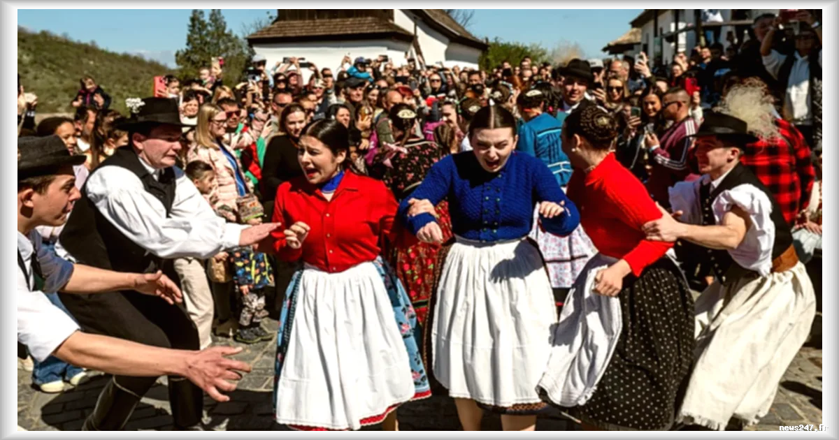 Pâques en Hongrie : les hommes aspergent les femmes à Hollókő