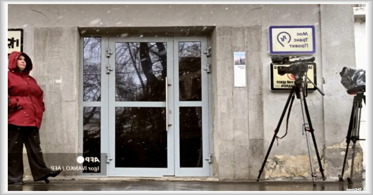 Perquisition au siège de Novaïa Gazeta, dernier bastion du journalisme indépendant en Russie : un journaliste inculpé