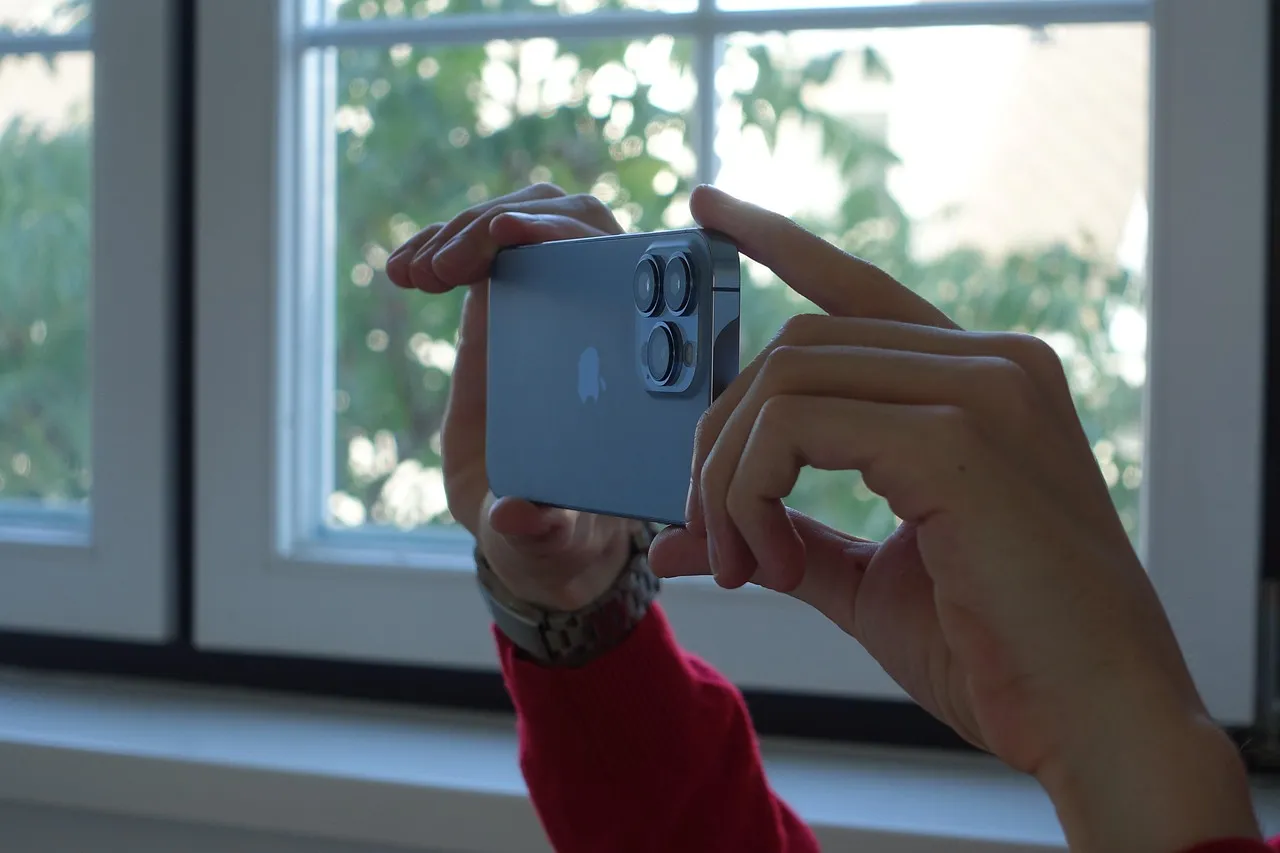 POCO F7 ou Nothing Phone (3a) Pro : le duel des stars du milieu de gamme