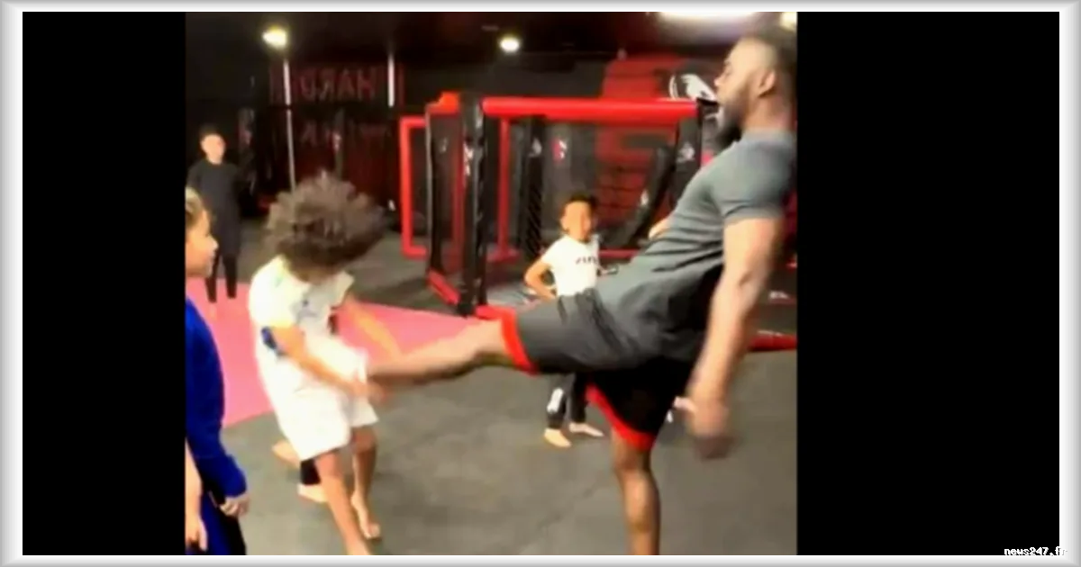 Polémique autour d'un coach de MMA lyonnais filmé assénant des coups de pied à des enfants