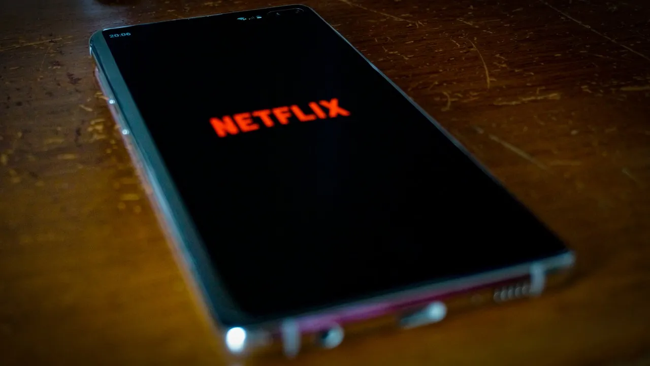 Rachat de Warner par Netflix : Paramount joue la carte du retournement de situation face au géant du streaming