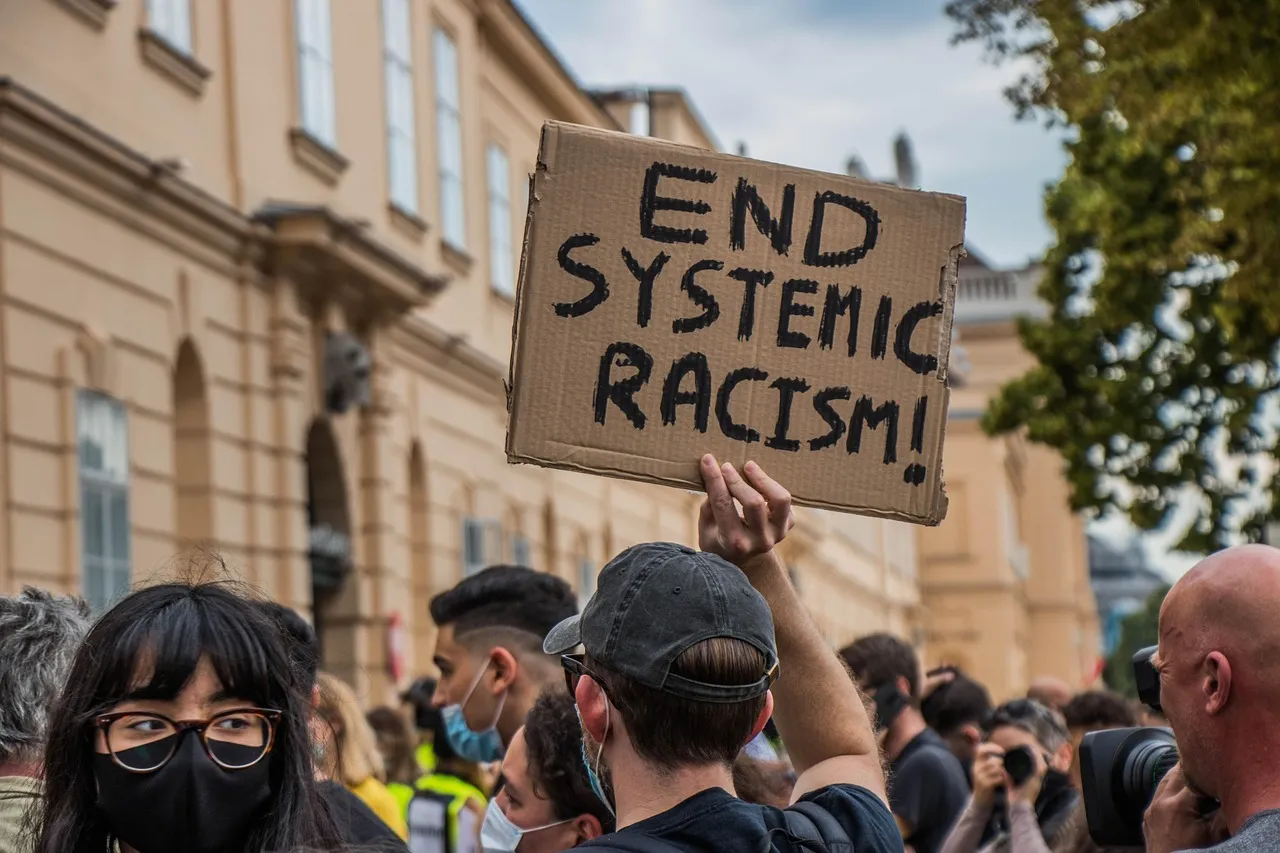 Racisme décomplexé dans les campagnes françaises : une réalité croissante