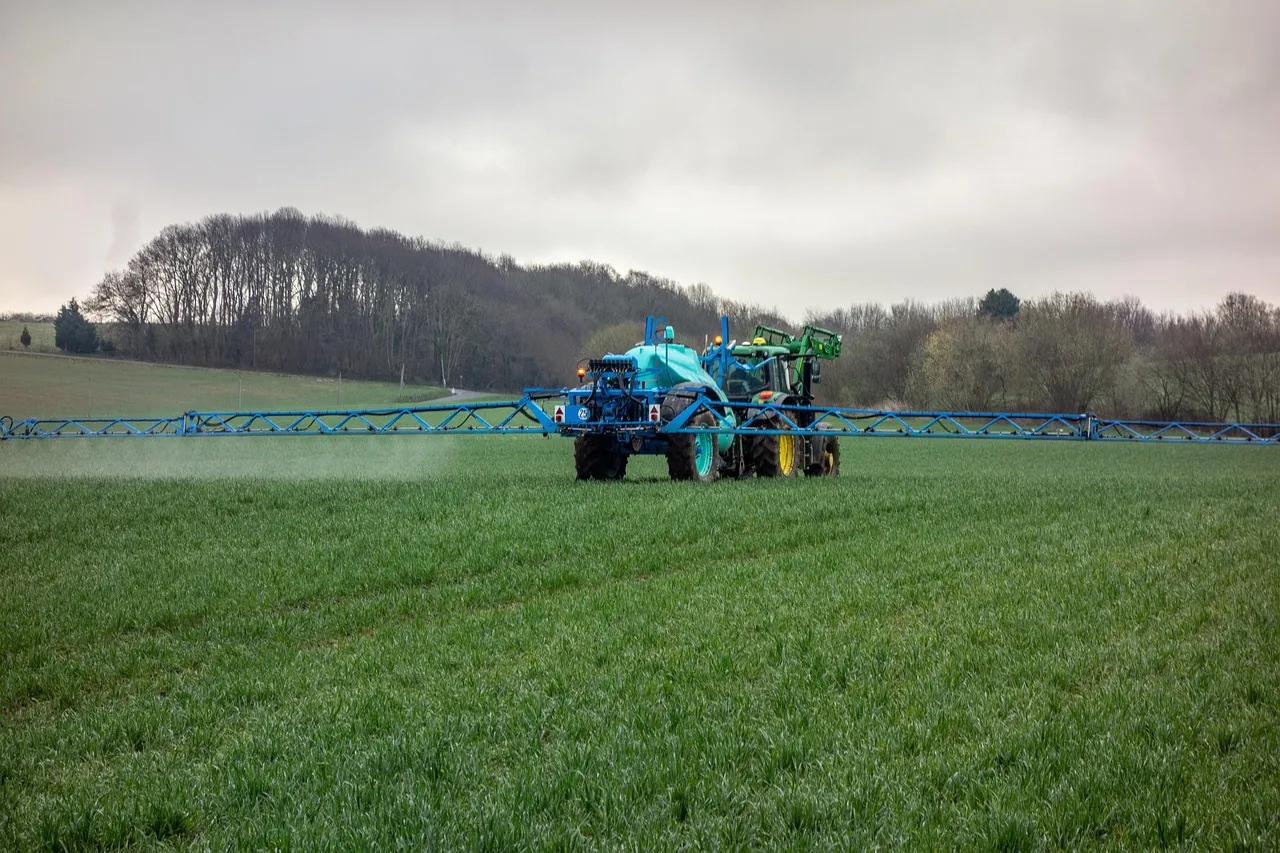 Réintroduction de pesticides interdits : le gouvernement mise sur la science, mais les critères interrogent