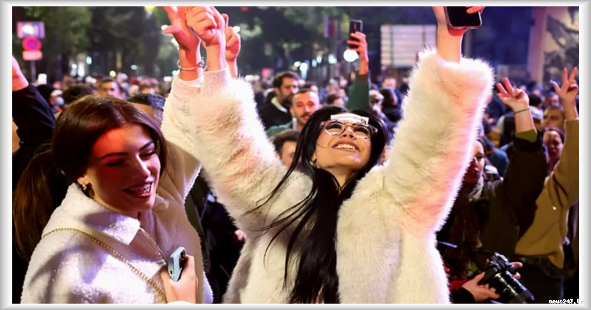 Serbie : la foule célèbre à Belgrade après la défaite reconnue par Vučić