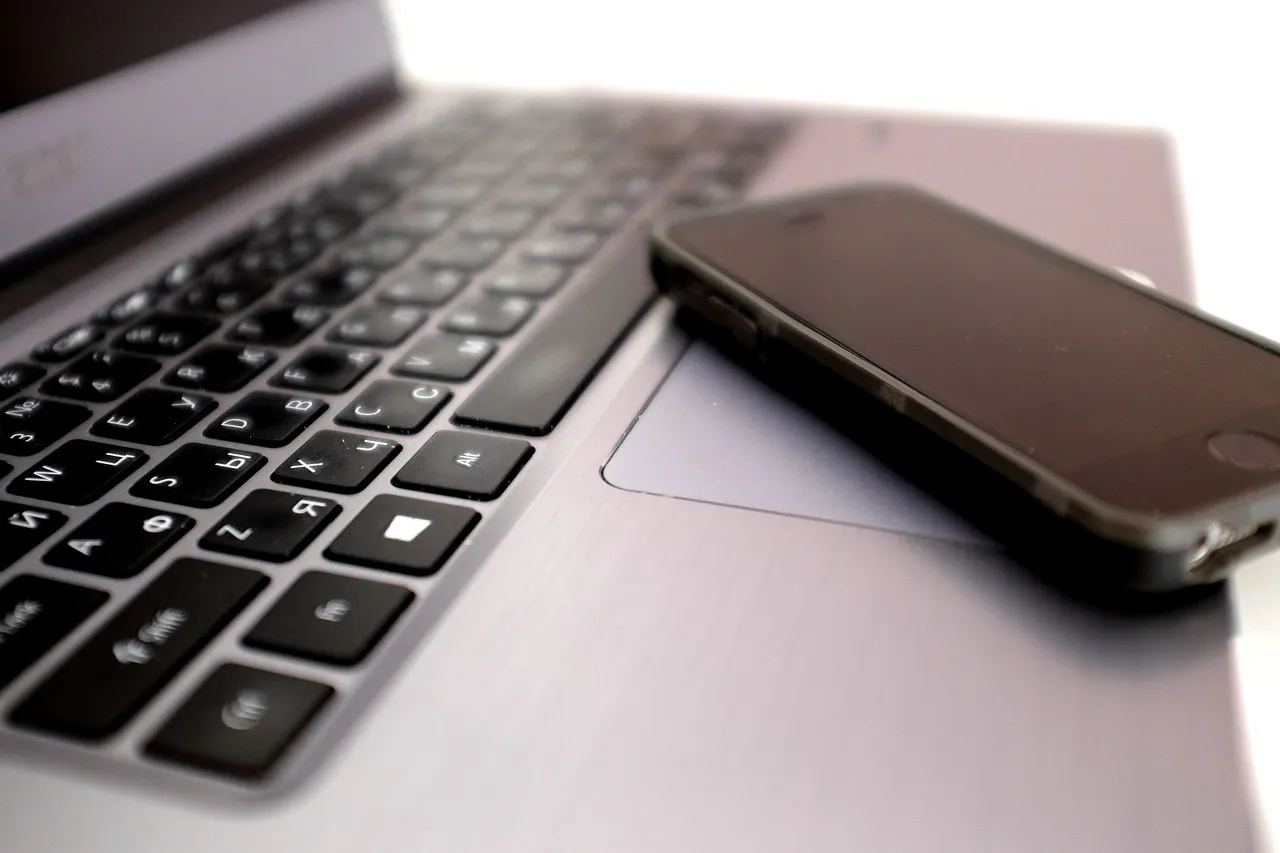 Seul, mais pas isolé : comment la technologie peut nous aider