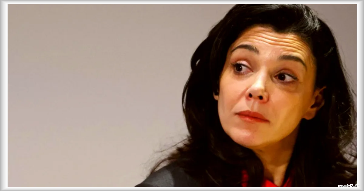 Sophia Chikirou critique vivement les médias lors d'une réunion publique à Paris