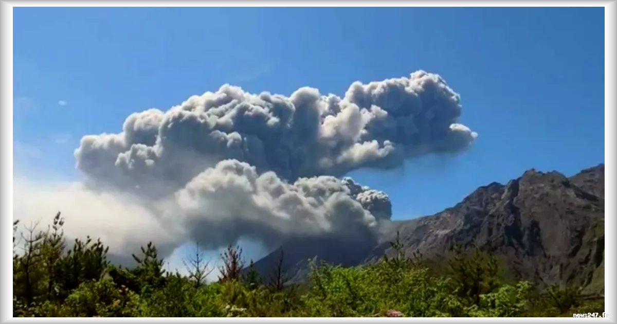 Spectaculaire éruption du volcan Sakurajima au Japon : un panache de cendres à plus de 3400 mètres d'altitude