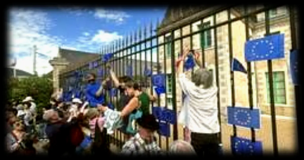 À La Flèche, des manifestants recouvrent les grilles de la mairie du drapeau européen après son retrait par le maire RN