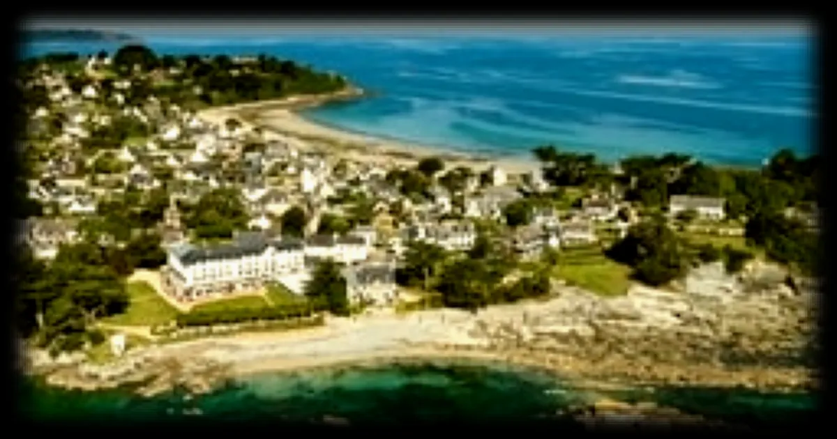 À Locquirec, l’hôtel de la plage célèbre l’été français des années 1970