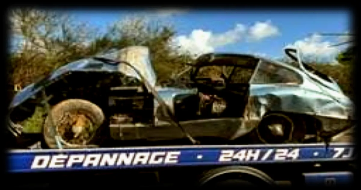 Accident impliquant deux voitures de luxe Jaguar, intervention de l'helicoptere et fermeture de la RN 249 dans le Maine-et-Loire