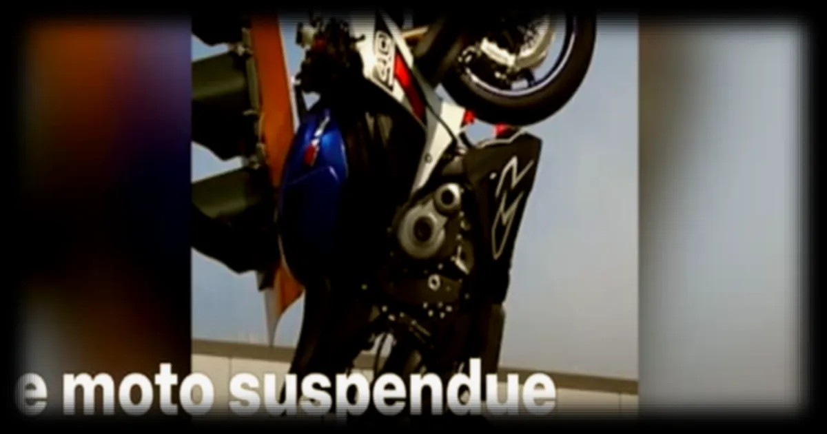 Accident spectaculaire à Vancouver : une moto suspendue à un feu tricolore après une collision
