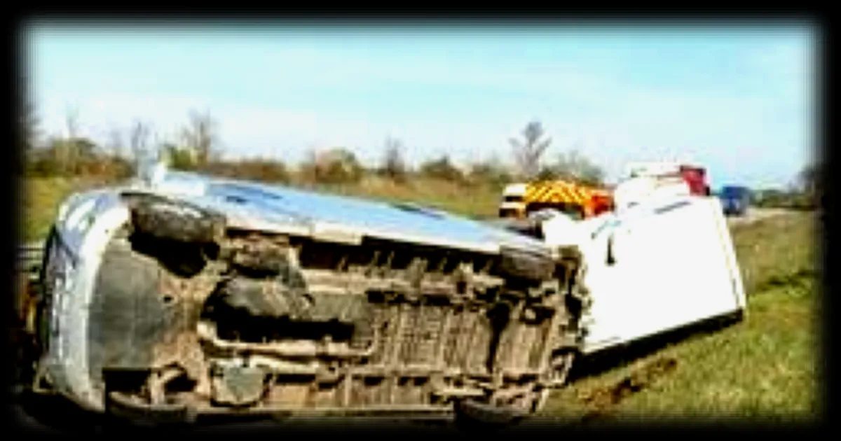 Accident sur l'A28 dans la Sarthe : un van transportant des chevaux se renverse, l'autoroute fermee dans les deux sens