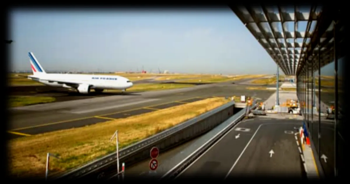 Alerte à la bombe à l'aéroport de Roissy : un avion de ligne immobilisé pour vérifications