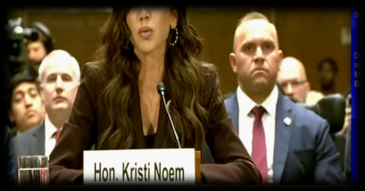 Alex Pretti, qualifié de « terroriste domestique » : la secrétaire américaine à la Sécurité intérieure refuse de s'excuser