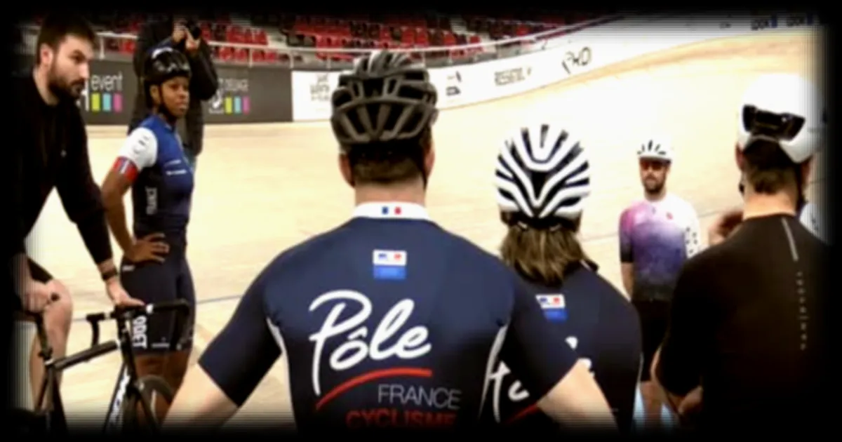 Anciens cyclistes professionnels en formation au vélodrome national de Saint-Quentin-en-Yvelines