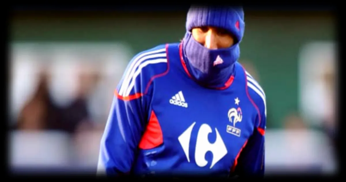 Anelka nie catégoriquement les insultes attribuées dans le documentaire sur Knysna : le biographe apporte un démenti formel