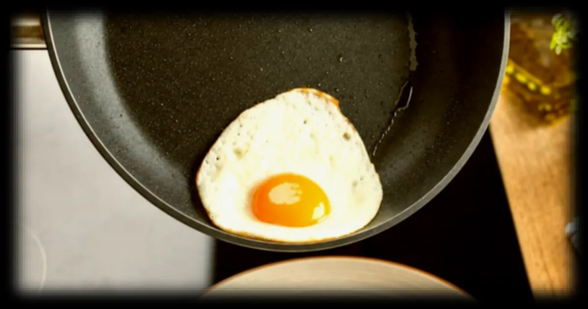 Astuce culinaire : comment réussir des œufs au plat sans qu’ils ne collent à la poêle