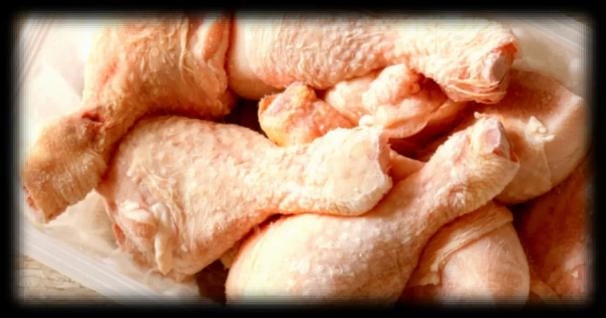 Attention : Congeler votre poulet peut favoriser la proliferation des bactéries, avertit un boucher