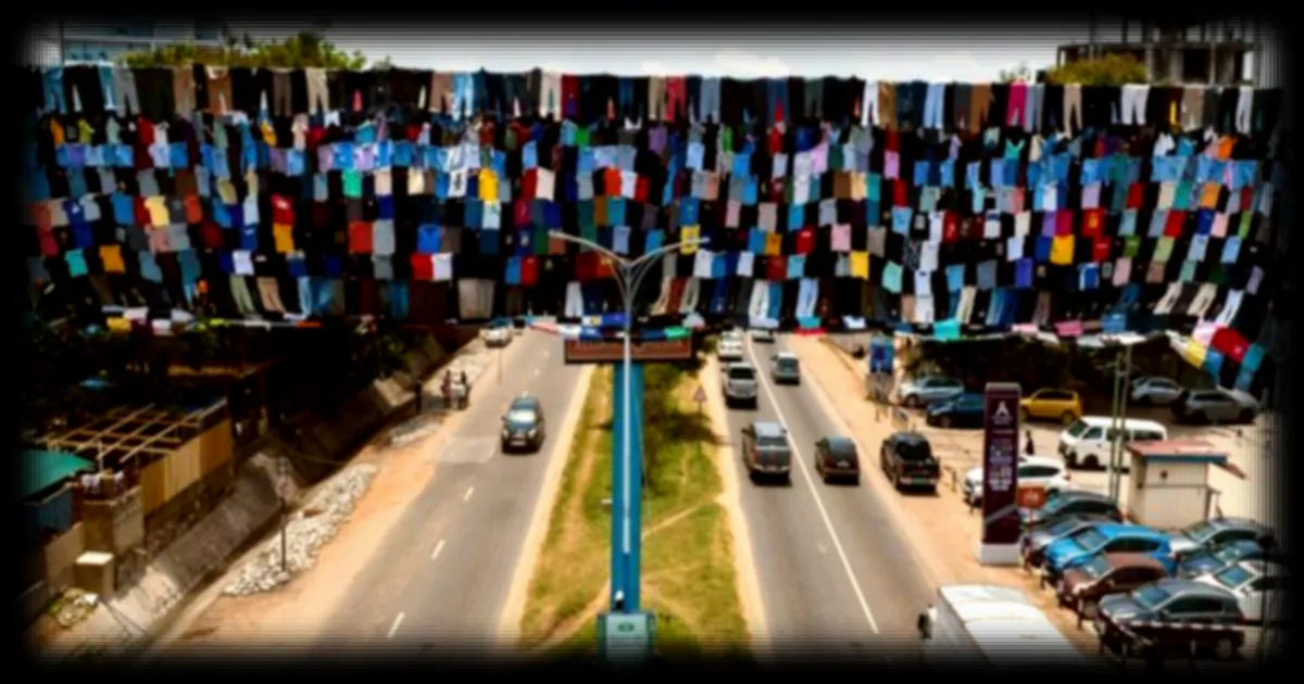 Au Ghana, des panneaux publicitaires transformés en outil de dénonciation des déchets de la fast fashion