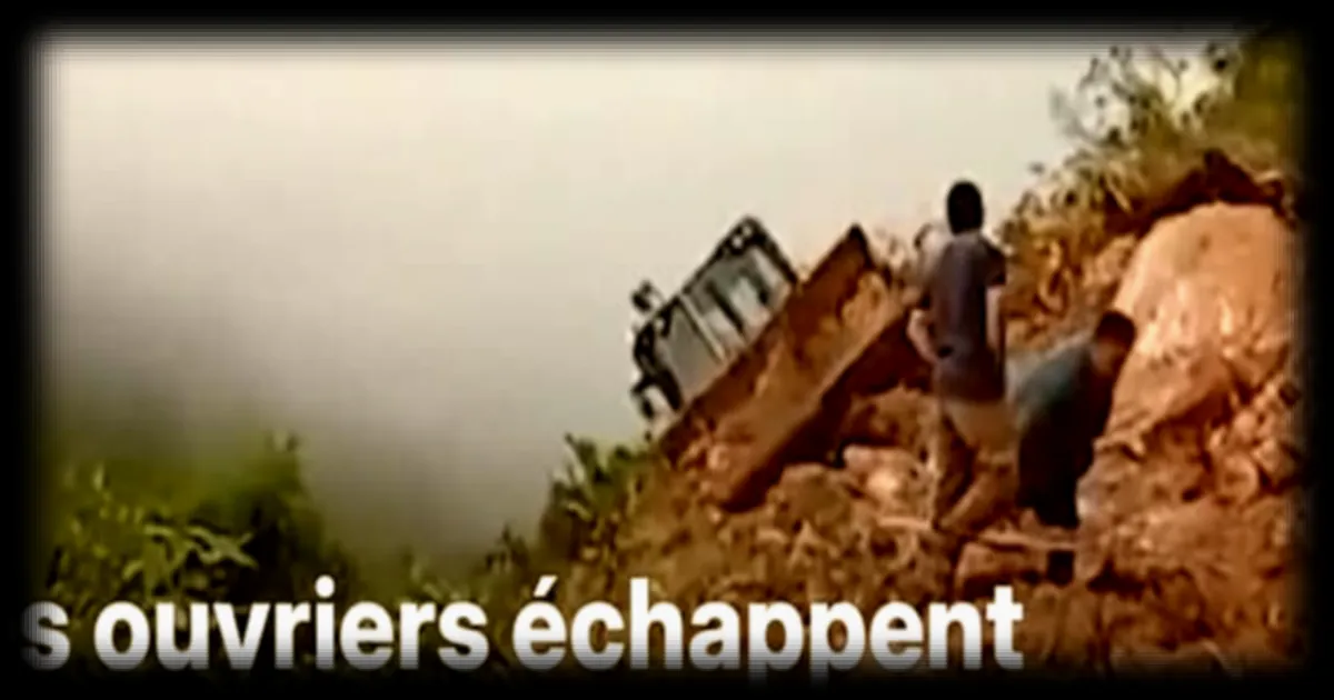 Au Pérou, deux ouvriers s'échappent de justesse d'un engin avant sa chute dans le vide