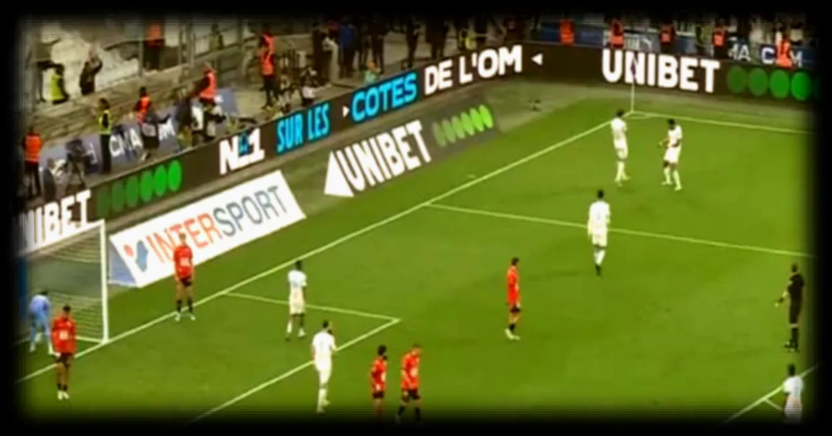 Aubameyang célébre avec un extincteur après son but contre Rennes, en référence à sa sanction