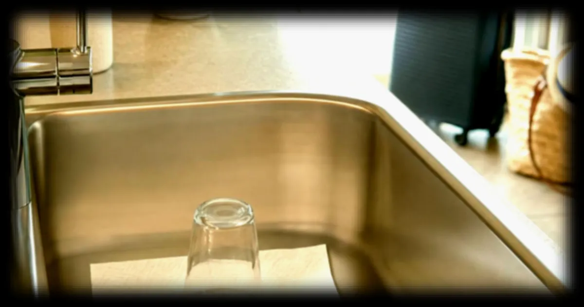 Avant les vacances, cette astuce avec un verre d’eau dans l’évier évite les mauvaises surprises au retour