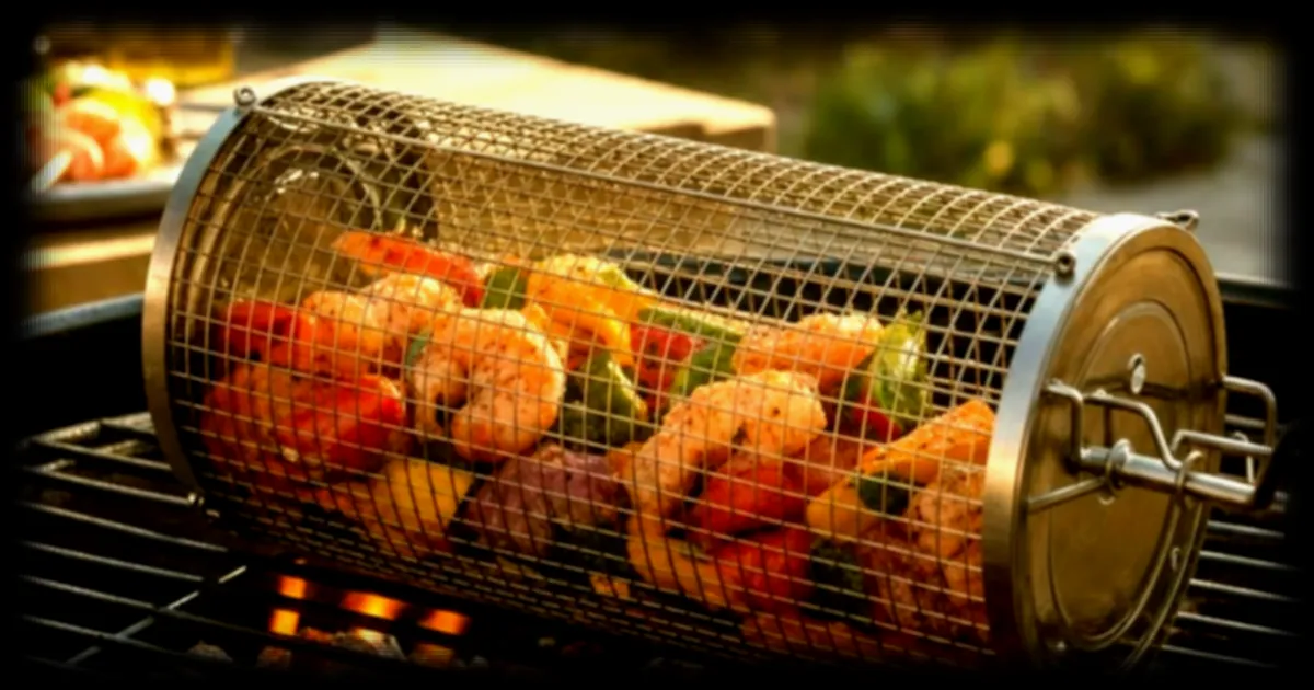 Barbecue : un panier roulant pour préserver légumes et fruits de mer des braises