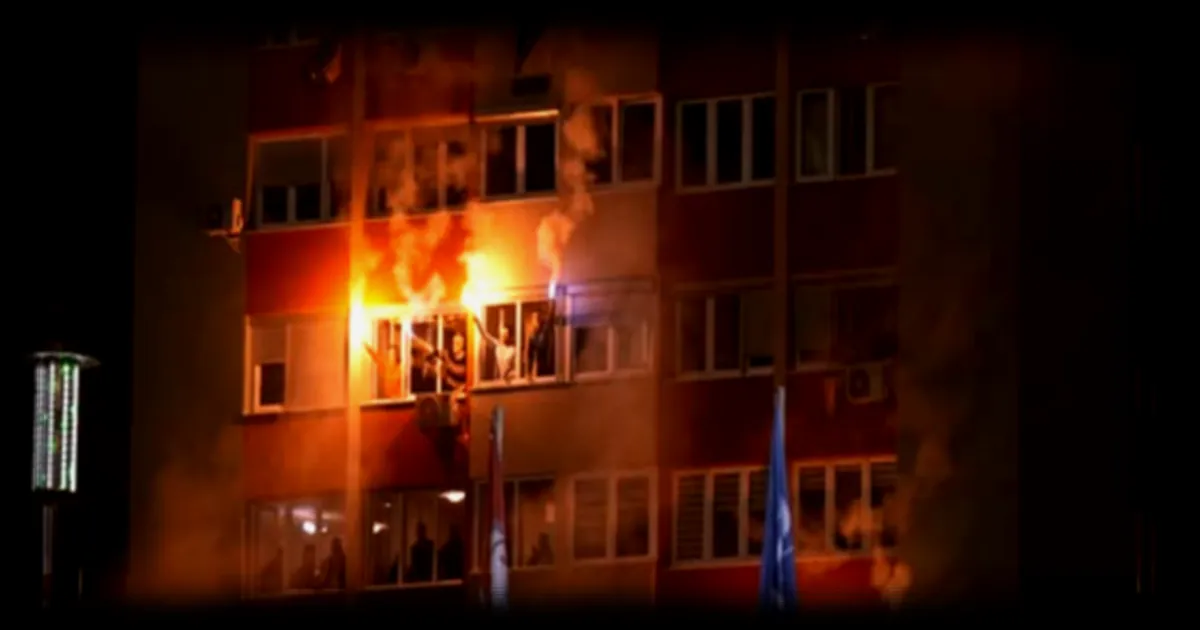 Barrage Bosnie-Italie : Des supporters bosniens craquent des fumigènes depuis les balcons lors d'un match crucial