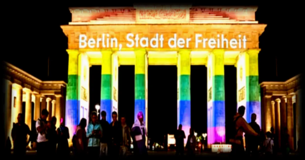Berlin rend hommage aux victimes de l’attaque contre la Pride : la porte de Brandebourg s’illumine aux couleurs LGBT+
